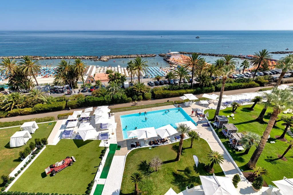 Vista del giardino e della piscina del Miramare